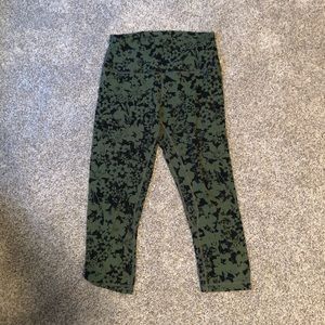 Lululemon green and black floral Leggings (size 8)